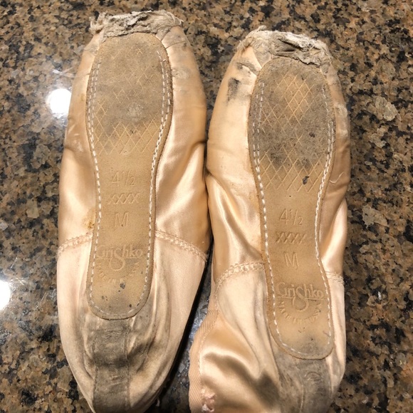 Old used pointe shoes - Picture 10 of 14